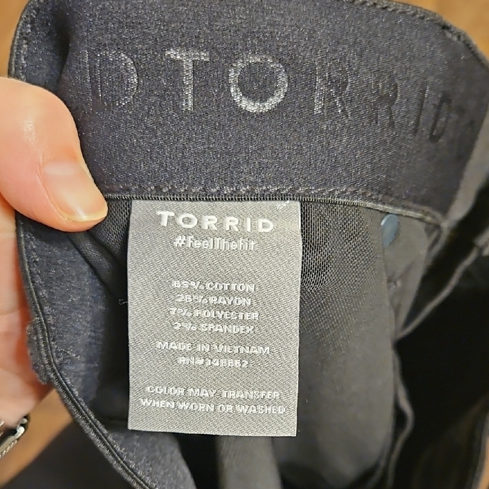 Torrid Black Ankle Cropped Jeans with Straight-Leg Design - Picture 11 of 12